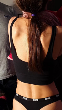 Atletische tiener biceps flex & aanbidding