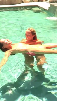 Brett rossi &celeste star, adegan lesbian kolam renang indoor dan luar ruangan yang luar biasa