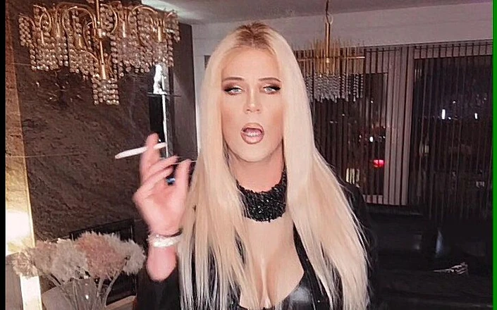 Melissa Glamour: Унижение богини в коже 30 минут