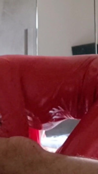 MILF im latex-catsuit gibt blowjob und schluckt sperma