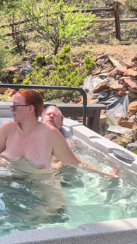 Plusieurs creampies sous l’eau, oral et chatte - sexe dans un jacuzzi extérieur avec une femme rousse pulpeuse amateur