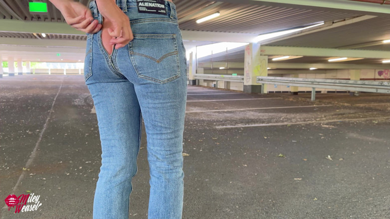 Miley Weasel: Loira excitada de jeans para sexo deixa estranho no cu...