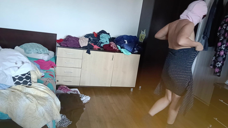 Amateur_MS: Amatérská žena se baví zkoušením oblečení a řezáním