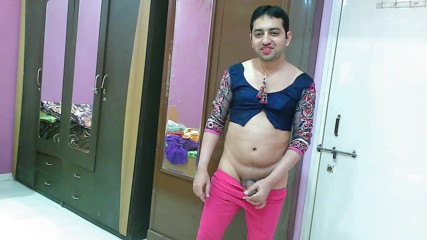 Cute & Nude Crossdresser: Transsexuală dulce efeminată Femboy Sweet Lollipop într-un top cu colanți și ochelari...