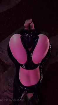 La pulpeuse Mei piégée en latex (pas encore de son)