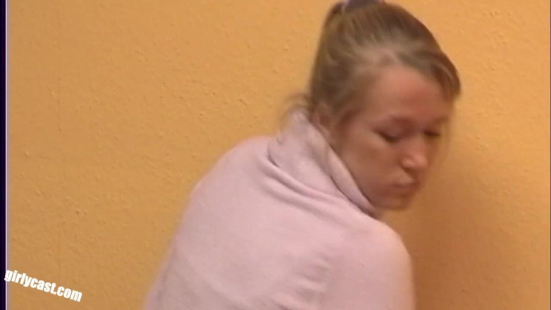Girlycast: První nahá teenka Anna a pinkshot