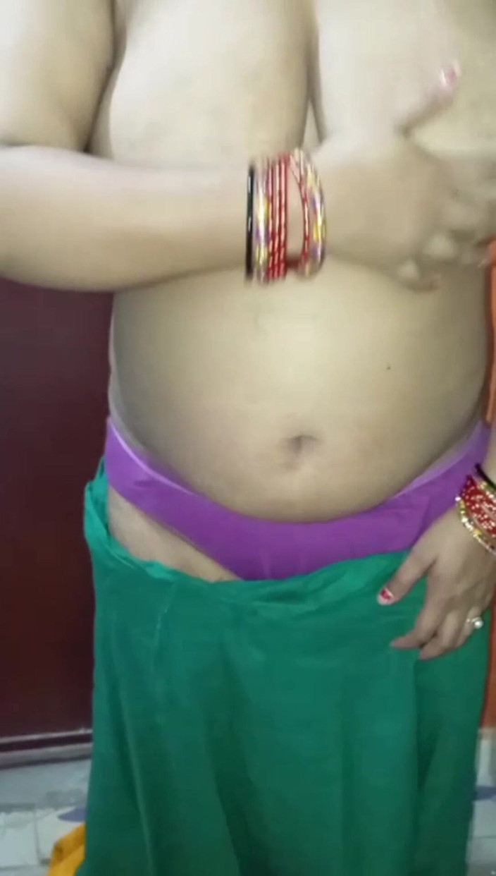 Manjushukla: Chica muy caliente mostrando su lindo coño.