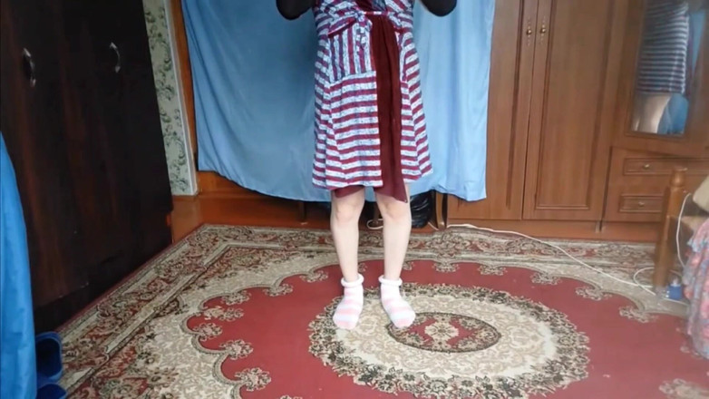 Kitty_Cross: Rozkošná Sissy protahující paže po sladkém odpoledním spánku