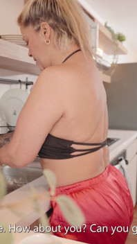 Mama vitregă descoperă că are o aventură cu o altă femeie și îi cere să o lase însărcinată