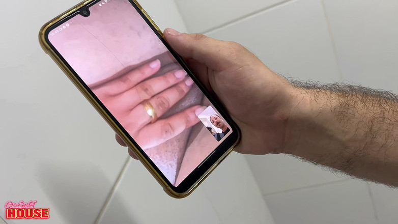 CuckoldHouse: Genç Bir Şişman Kadın, Kocasının Evden Çıkmasını Beklerken Iki Arkadaşını Sekse Davet...