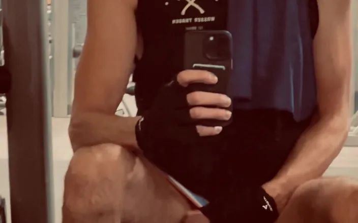 Bryanandboy: Cumshot in the Gym