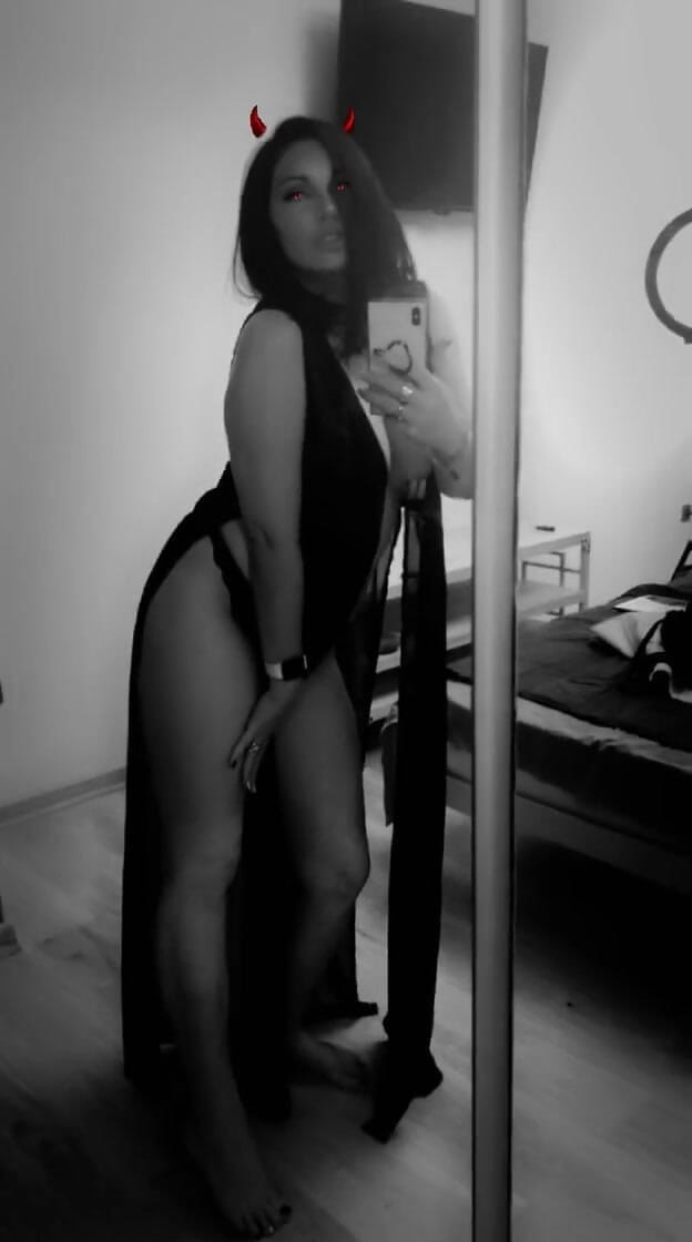 Goddess Misha Goldy: 私の鏡を見るとき