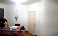 Ela foi fazer uma massagem, mas foi surpreendida pelo terapeuta que ejaculou nela