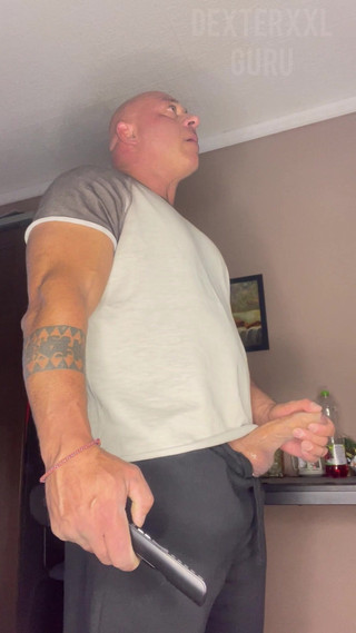 Mr. Guru: Tuan guru masur berdiri sebelum aku keluar