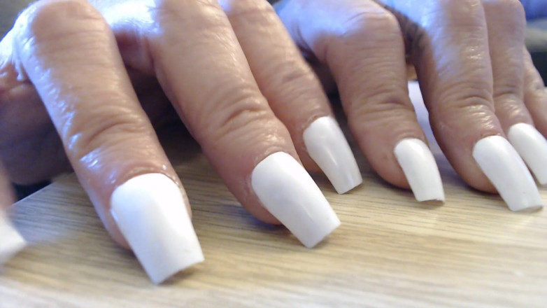 Abby Anna: Tikken op klikken op witte vingernagels