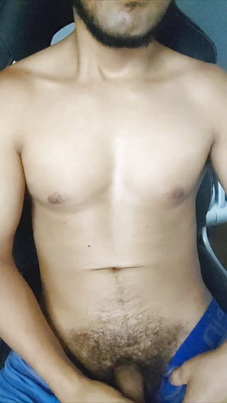 Hornyboy2058: मैं अंडरवियर में अपने विशाल उभार के साथ खेलती हूं जब तक कि मेरा वीर्य नहीं निकल जाता