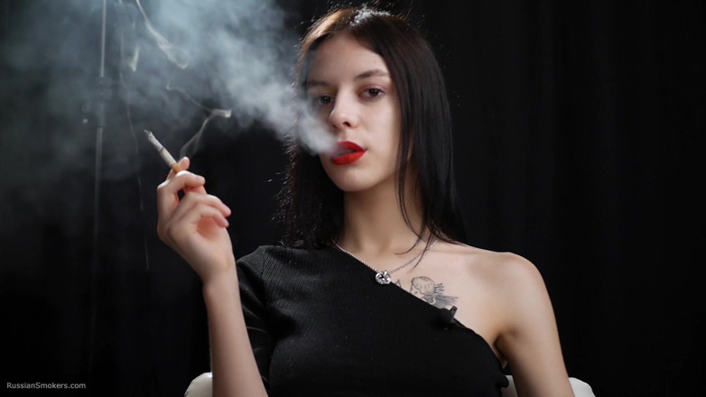 Russian Smokers: สาวผอมกําลังสูบบุหรี่สองแดง