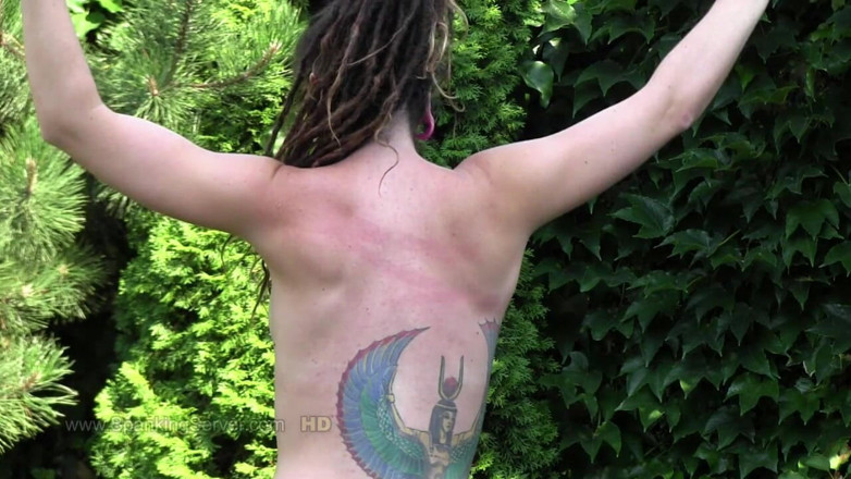 Spanking Server: Kate peitsche mit nacktem rücken