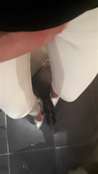 Desperate Pee in White Jeans and Higheel
