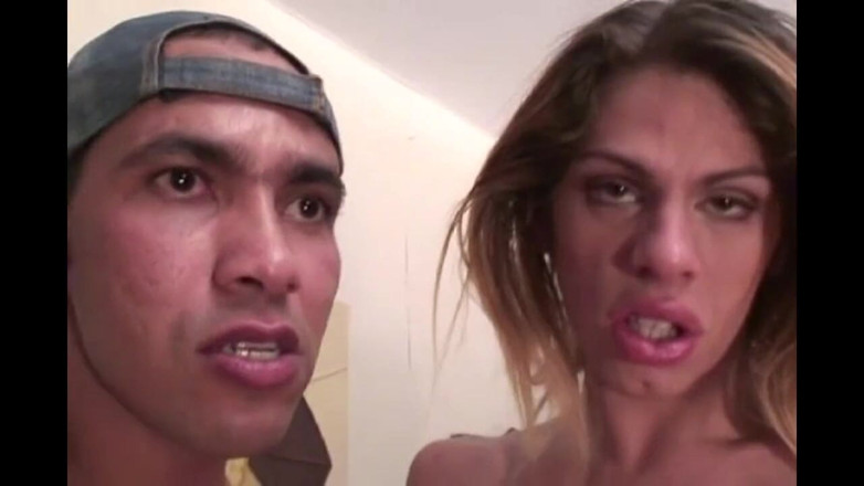 TRANS-ATLANTIC: Büyük yaraklı genç sıska transeksüel götten sert sikiliyor