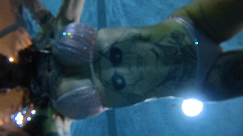 Skully inkson: Berenang di bawah air malam hari