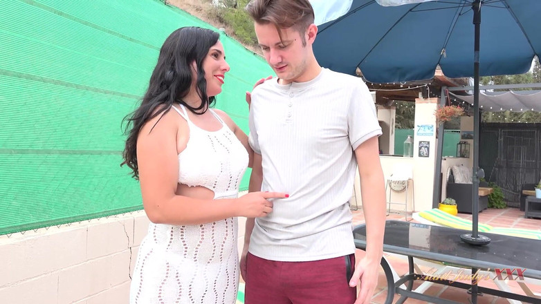Aunt Judy's XXX: Ateşli İspanyol orta yaşlı seksi kadın linda del sol havuz çocuğunu baştan çıkarıyor