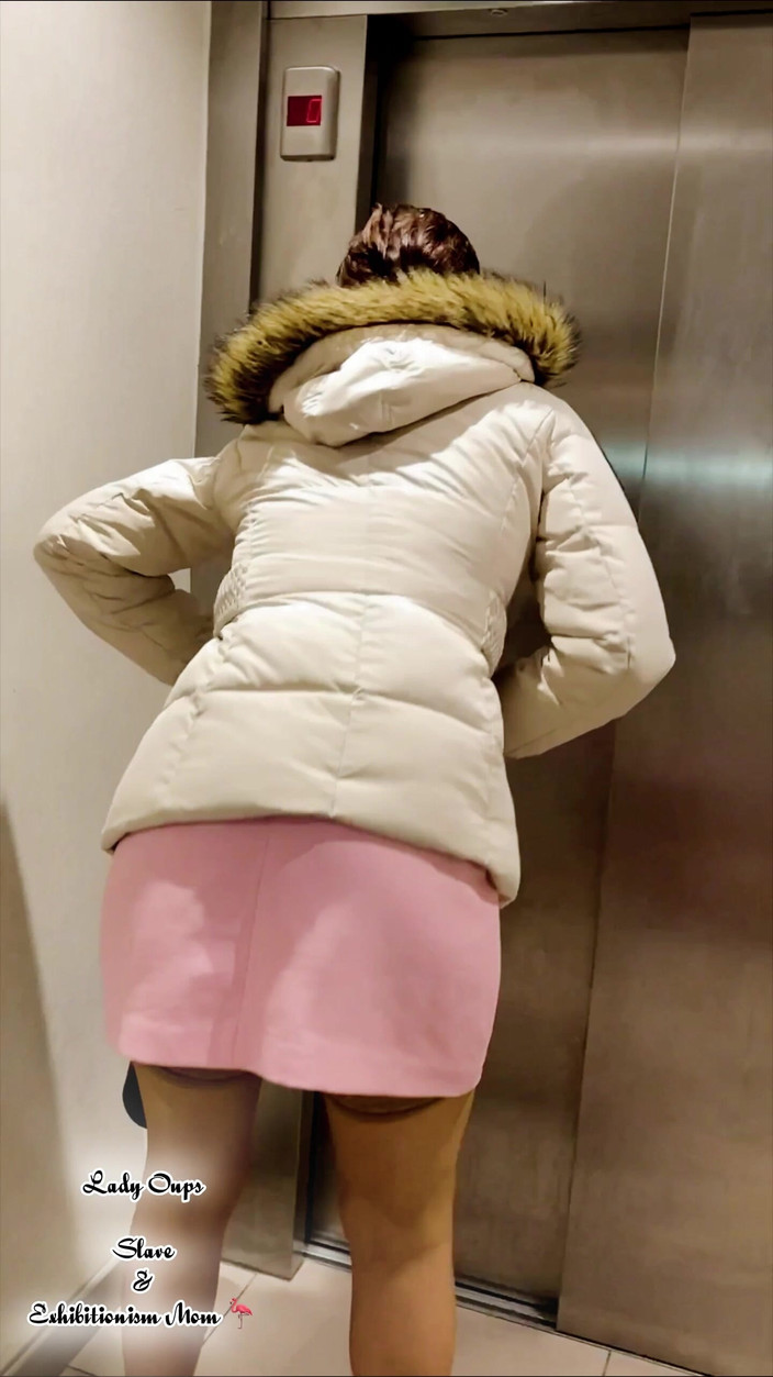 Lady Oups: ピンクのマイクロスカートストッキングハイヒールで点滅