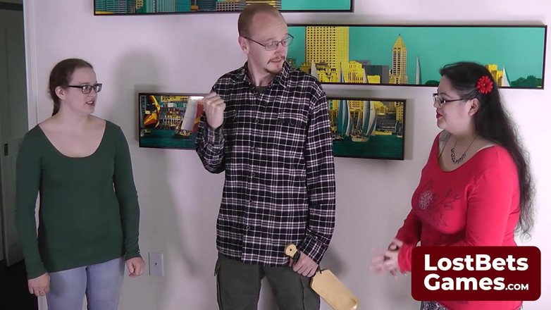 Lost Bets Games: Mereka terjun ke scissor kertas strip rock dengan antusiasme asli