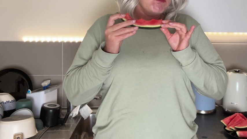 Juicy Watermelon Mess - Soaking Wet Pants Surprise! (Sunshine mom) Juicy Watermelon Mess - Soaking Wet Pants Surprise! (Sunshine mom)