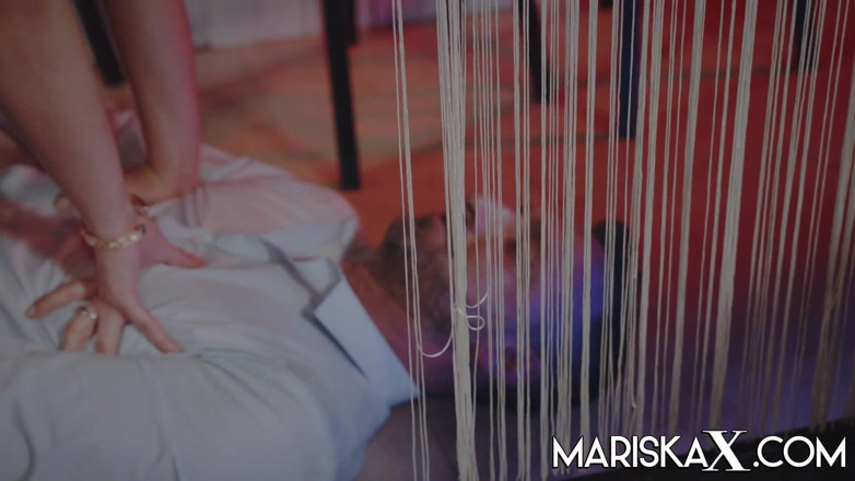 Mariska x: Mariska adore une bite dans chaque trou