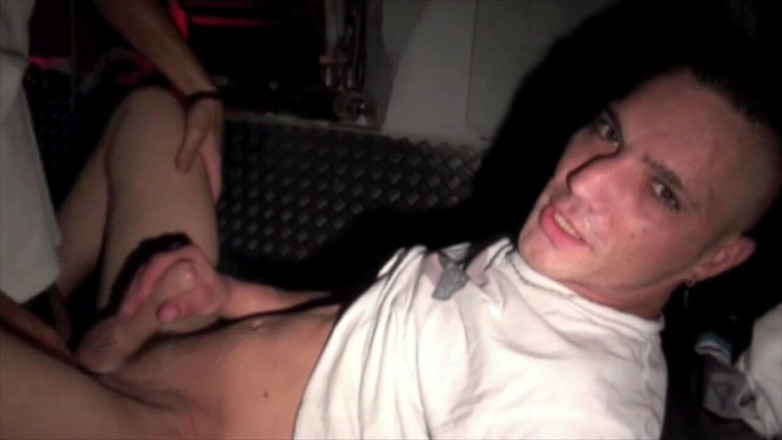 STRAIGHT BOY CURIOUS: Сексуального бармена трахнул клиент в баре
