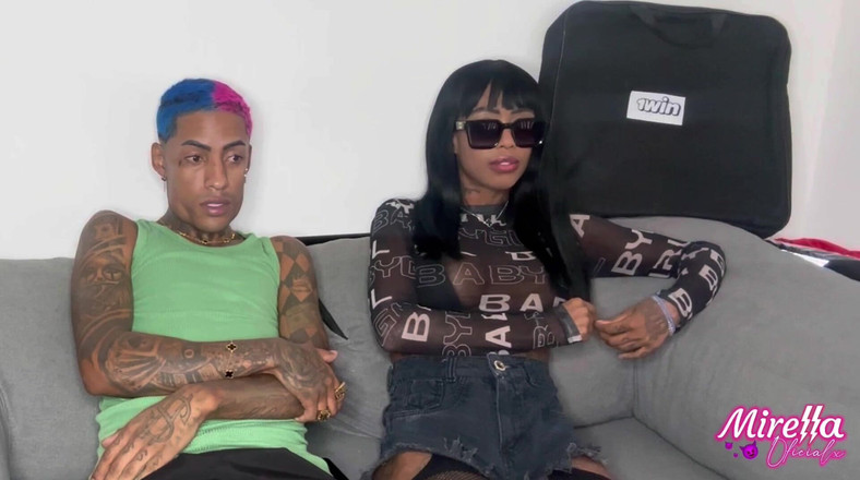 Mirellaoficialx: Mein Freund ändert sich nicht jedes Mal, wenn er mich besucht,...