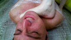 Femdom Austria: Kobieta dominuje mężczyzna owinięty folią spożywczą
