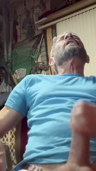Stalionro al mancave si gode il suo cazzo