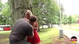 Genç sarışın açık havada sikişmek için alındı