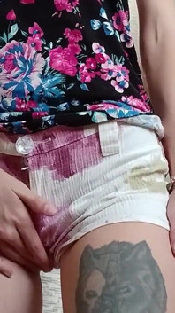 Magrinha estudante se masturba em suas roupas de manhã antes da escola