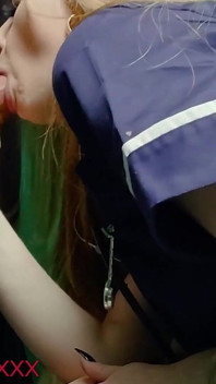 Piccole ragazze tatuate vengono scopata per ringhiera