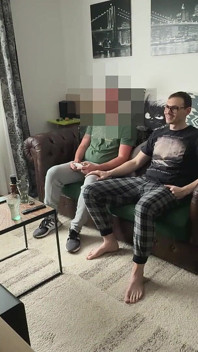 ストレートで好奇心旺盛な便利屋がゲイに誘惑され、ゲーム中にソファで吸われる