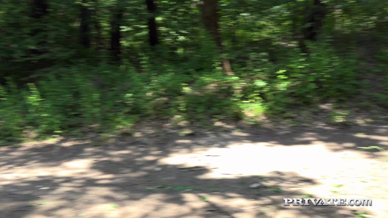 Private.com: Christen Courtney neukt de sportleraar in het bos