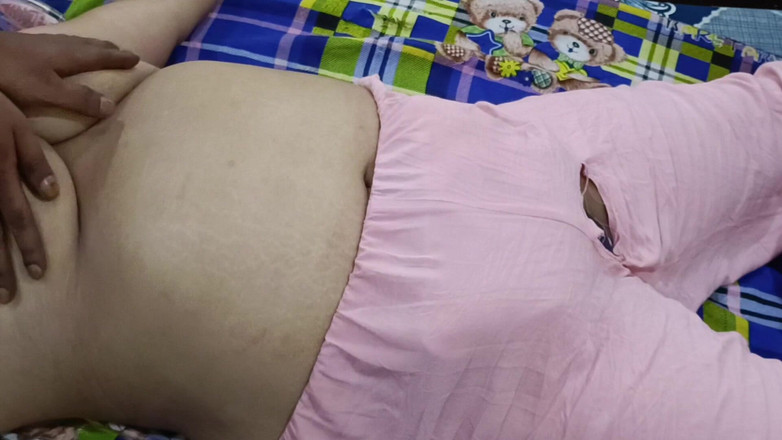 Catchybusty: Mléčná vnadná tělo teen chce masáž