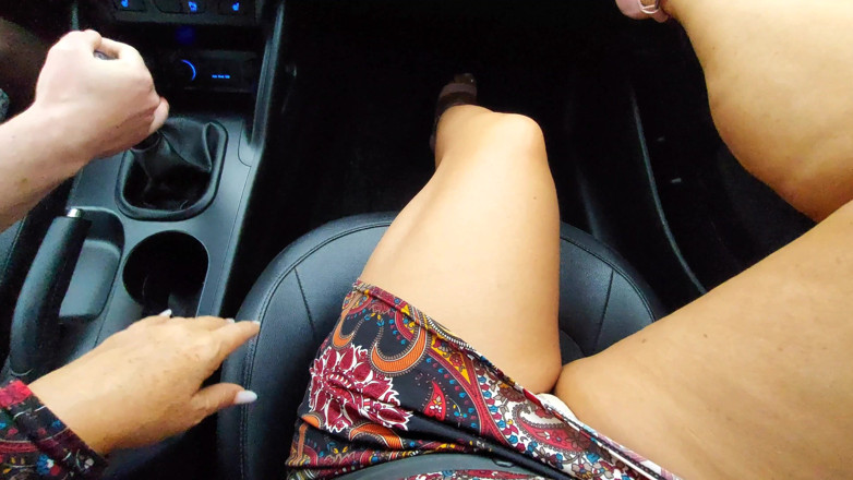 Step Mommy: Elegante madrastra en tacones y una falda corta en el...