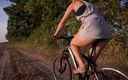 Teasecombo 4K: Ciclism în aer liber și fundul în fustă mini