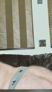 Tati ejaculează pe băiat și curăță