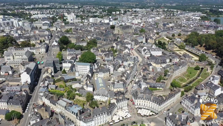 Porno Baguette: Emma, piękna ruda uwielbia trójkąty