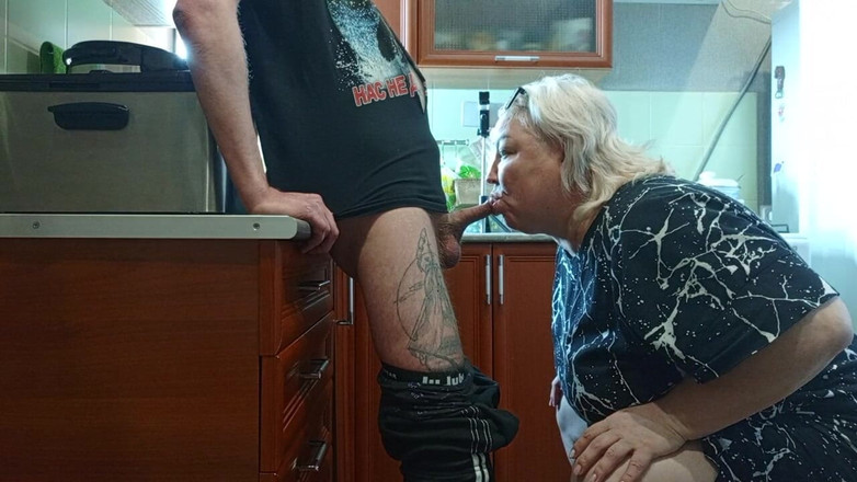 Zona901: Stiefmutter spuckt das ganze sperma nach dem blowjob aus