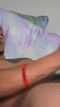 Hung Papi Uncut Stud melancap pancutan mani besar