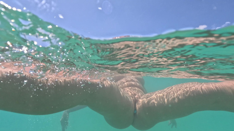 Emma Voyeur: Sualtı amcık tıkaçla oynuyor