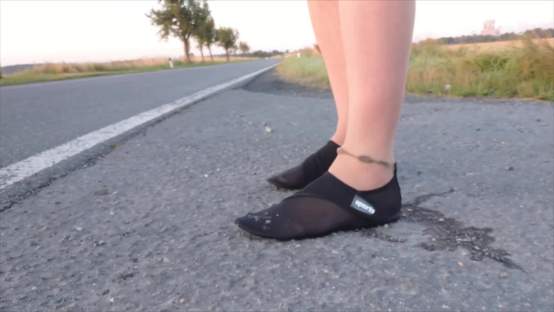 Footfetish: Яскраві Колготки І Пляжне Взуття В Калюжі