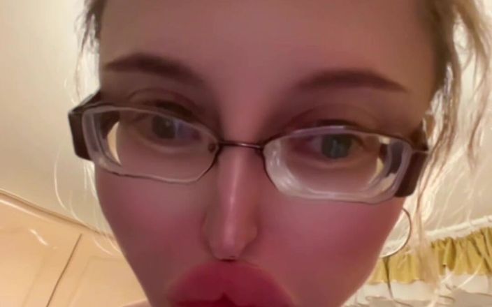 FinDom Goaldigger: Menina de óculos enormes está bocejando na cozinha