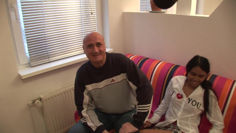 Crispy Teens: Tatlı genç kız azgın yaşlı bir adama amını siktiriyor